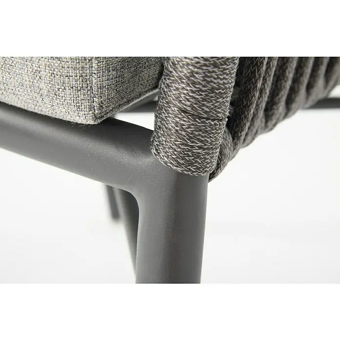 Acamp Gartenmöbel-Set Manhattan/Chicago - 9 -tlg., Aluminium, Polyester, Grau, Tischplatte ausziehbar - Nahaufnahme eines modernen Sessels mit grauem Polster, dunkelgrauem Gestell und geflochtener grauer Kordel. Perfekt für den stilvollen Außenbereich.