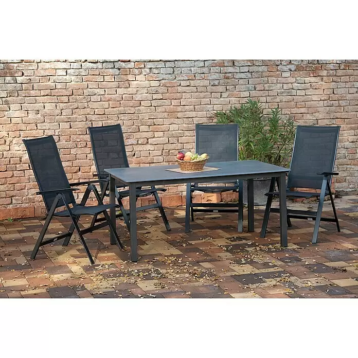 Acamp Klappstuhl Urban - Aluminium, Textil, Rückenlehne verstellbar, Anthrazit, B x T x H: 60 x 66 x 112 cm - Dunkelgraues Outdoor-Essset mit einem Tisch und vier Stühlen auf einer gepflasterten Terrasse.