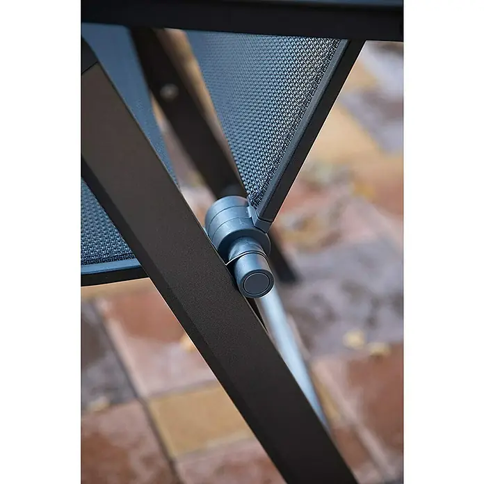 Acamp Klappstuhl Urban - Aluminium, Textil, Rückenlehne verstellbar, Anthrazit, B x T x H: 60 x 66 x 112 cm - Detailansicht eines modernen Gartenstuhls mit schwarzem Metallrahmen und einem robusten, atmungsaktiven Netzgewebe.