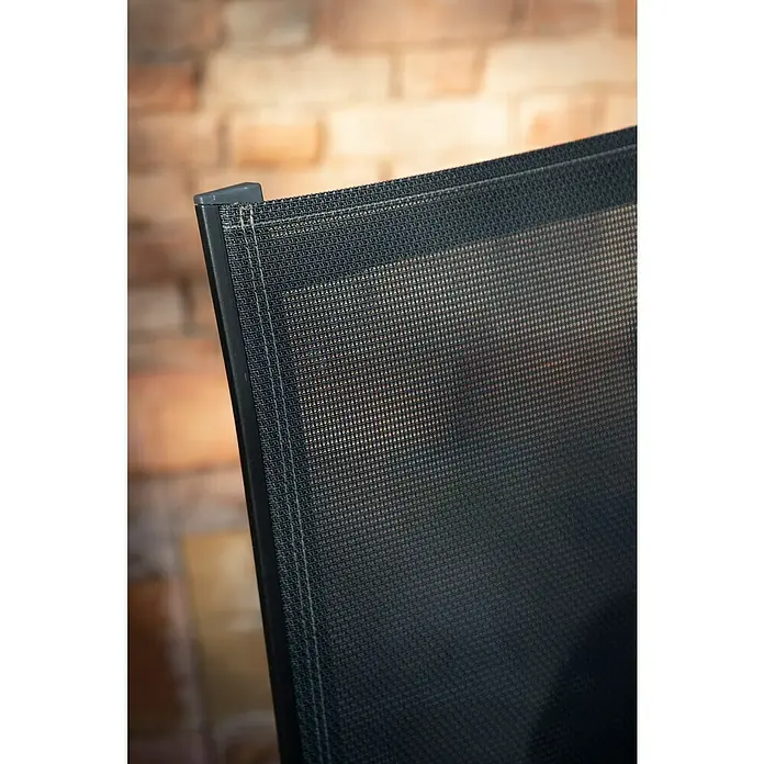 Acamp Gartenmöbel-Set Urban - 5 -tlg., Aluminium, HPL, Acatex, Grau - Detailaufnahme eines schwarzen Gartenstuhls mit einem atmungsaktiven Netzgewebe und einem stabilen Rahmen für den Außenbereich.