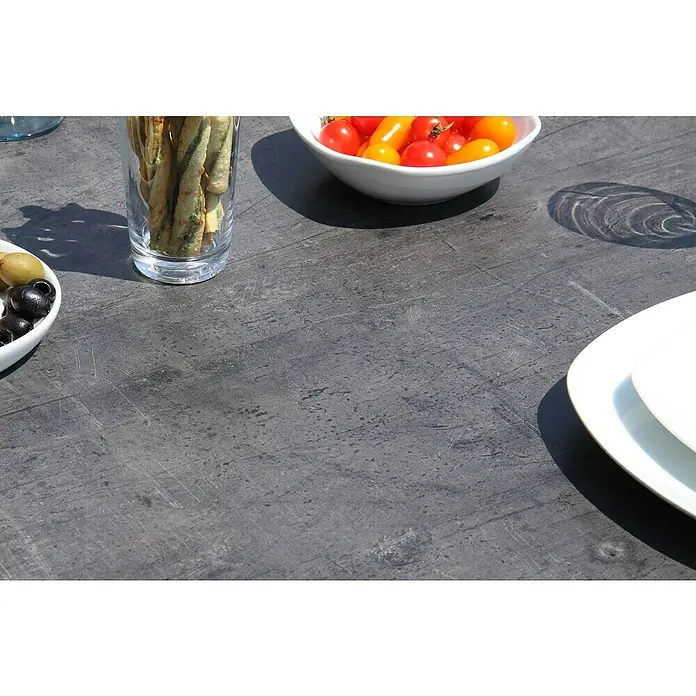 Acamp Gartenmöbel-Set Urban/Extensio - 7 -tlg., Aluminium, HPL, Textil, Silber - Nahaufnahme von Speisen auf einem Tisch, darunter Oliven, Grissini, Tomaten und Teller, die ein köstliches und einladendes kulinarisches Erlebnis bieten.