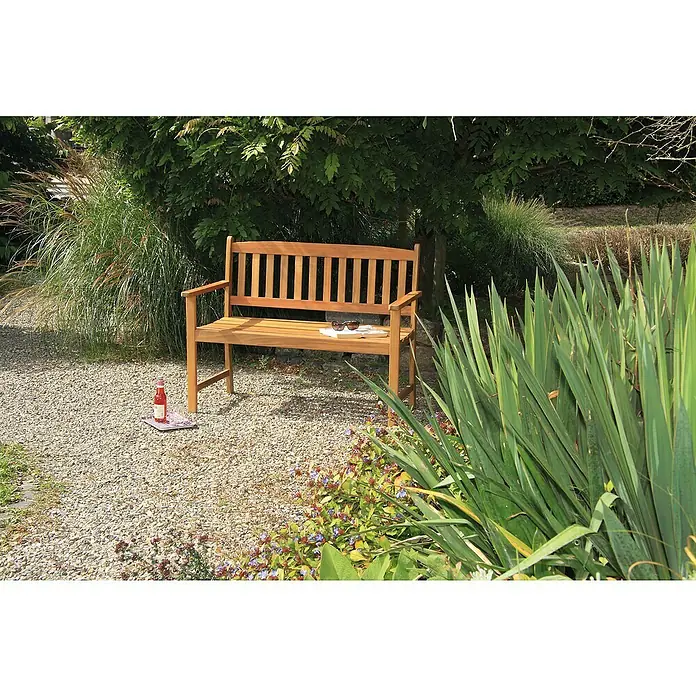 Acamp Gartenbank -  - Eine hölzerne Gartenbank unter einem Baum mit einer Flasche und Gläsern davor, die eine entspannende Atmosphäre suggeriert.