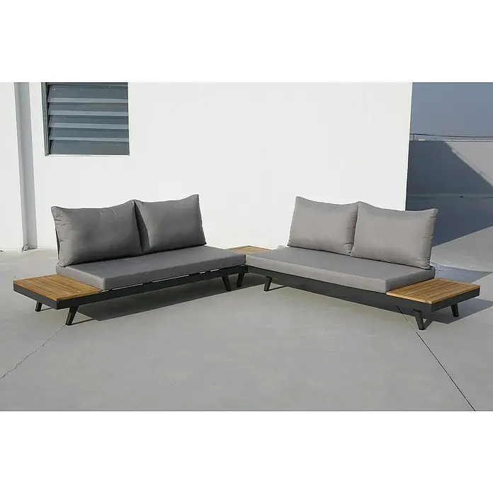 Acamp Loungemöbel-Set Naxos - 3 -tlg., Aluminium, Polyester, Grau/Braun - Zwei moderne graue Sofas mit Holzablagen auf einer Terrasse. Die bequemen Möbel laden zum Entspannen im Freien ein.