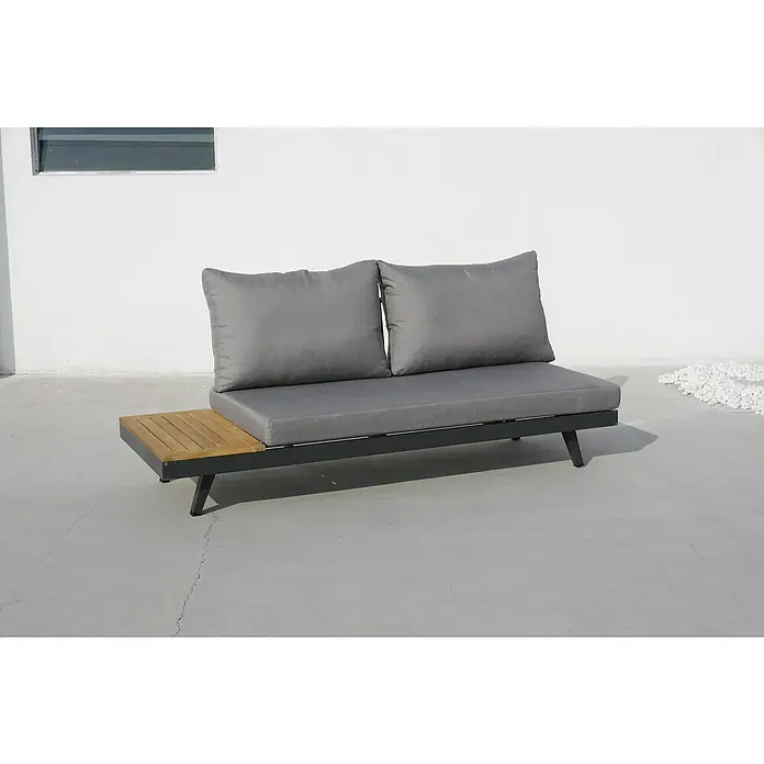 Acamp Loungemöbel-Set Naxos - 3 -tlg., Aluminium, Polyester, Grau/Braun - Bild eines modernen grauen Gartensofas mit Holztisch und grauen Kissen auf einem grauen Hintergrund.