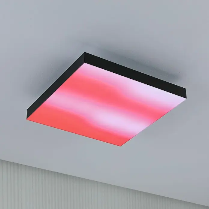 Paulmann LED-Panel Velora Rainbow - 16 W, L x B x H: 29,5 x 29,5 x 6,4 cm, Schwarz, RGBW - Deckenleuchte mit quadratischer Form und schwarzem Rahmen, die ein modernes und farbenfrohes Ambiente durch rotes Licht erzeugt.
