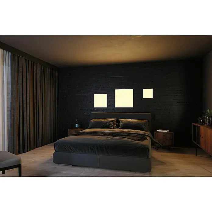Paulmann LED-Panel Velora Rainbow - 16 W, L x B x H: 29,5 x 29,5 x 6,4 cm, Schwarz, RGBW - Schlafzimmer mit großem Bett, Nachttischen und moderner Dekoration an der dunklen Backsteinwand, die eine gemütliche Atmosphäre schafft.