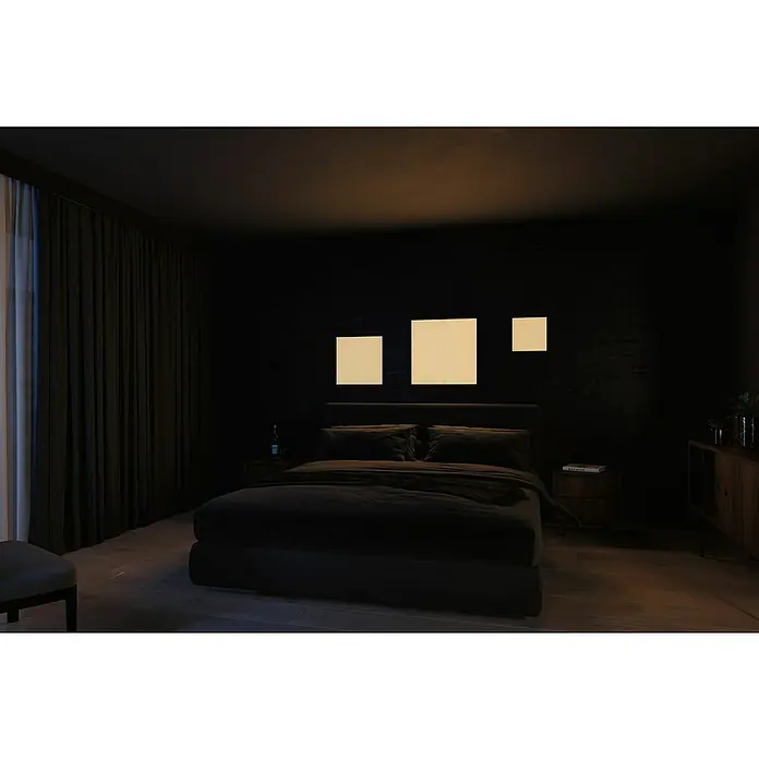 Paulmann LED-Panel Velora Rainbow - 16 W, L x B x H: 29,5 x 29,5 x 6,4 cm, Weiß, RGBW - Elegantes Schlafzimmer mit dunklen Möbeln, einem grossen Bett mit Kissen und einer Decke. Drei quadratische Wandleuchten sorgen für sanfte Beleuchtung.
