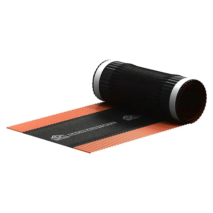 Sarei Rollfirst - 5 m x 30 cm, Ziegelrot - Nahaufnahme einer Rolle Bitumen-Dachbahn mit roter Unterseite und schwarzen Streifen. Ideal für langlebige Dachabdichtung.