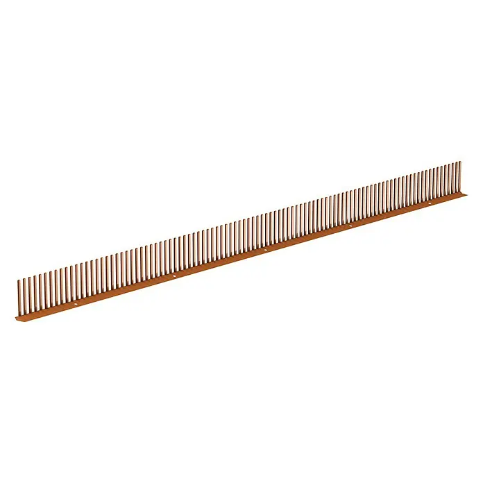 Sarei Traufenkamm - 100 x 5,5 x 1 cm, Ziegelrot - Eine lange hölzerne Zaunanlage mit vertikalen Brettern und einem stabilen, horizontalen Rahmen auf schwarzem Hintergrund.