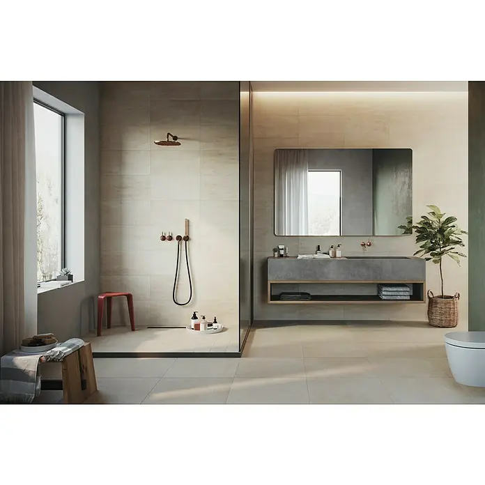 Atlas Concorde Solution Feinsteinzeugfliese Draft Light - 60 x 60 cm, Beige, Matt - Helles Badezimmer mit begehbarer Dusche, moderner Waschtisch mit Spiegel und Pflanze. Die Armaturen sind in Kupfer gehalten.