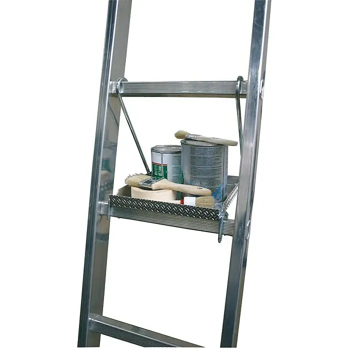 Krause Trittablage - L x B x H: 450 x 340 x 70 mm - Eine Aluminiumleiter mit einem Fach, auf dem Farbroller, Farbpinsel und Farbdosen platziert sind, ideal für Malerarbeiten in der Höhe.