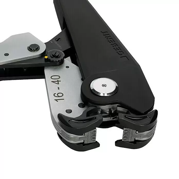 Geberit FlowFit Handpresszange 691.030.00.1 - Passend für: Verbundrohre 16-40 mm - Schwarz-silbernes Geberit Handpresswerkzeug mit „16-40“ Markierung, offene Backen zeigend.