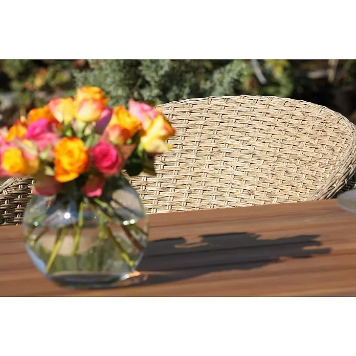 Acamp Gartenmöbel-Set Atacama - 5 -tlg., Aluminium, Polyrattan, Polyester, Braun - Nahaufnahme eines Tischs mit Blumenstrauß und Rattansessel im Hintergrund.