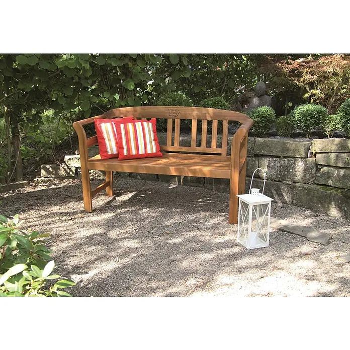 Acamp Gartenbank Batam - B x T x H: 110 x 50 x 80 cm, Akazie, Geölt, Braun - Eine hölzerne Gartenbank mit gestreiften Kissen und einer Laterne in einer friedlichen Gartenecke.