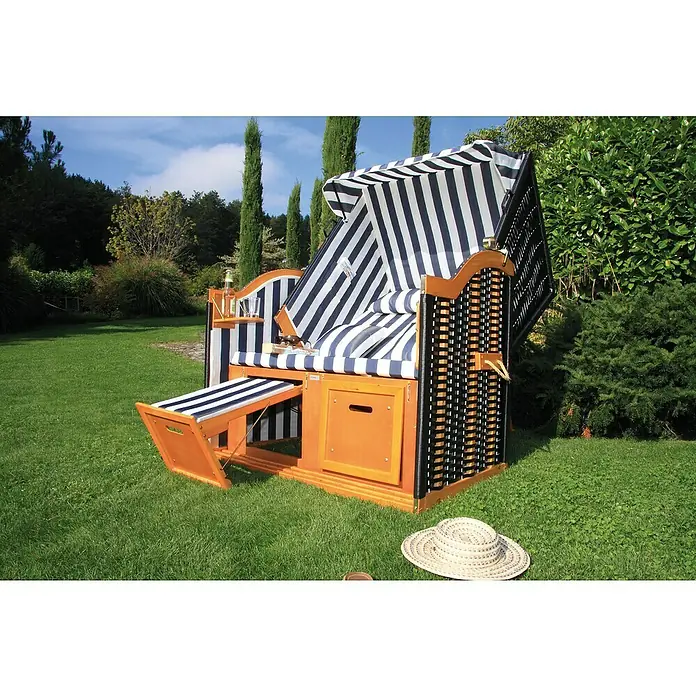 Acamp Strandkorb Sylt - L x B x H: 110 x 81 x 160 cm, Holz, Polyrattan, Blau/Weiß/Grau - Ein Strandkorb mit blau-weiß gestreiften Bezügen und einer ausklappbaren Fußstütze steht auf einer grünen Wiese.