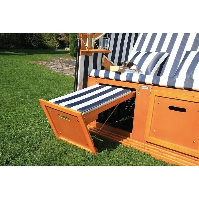 Acamp Strandkorb Sylt - L x B x H: 110 x 81 x 160 cm, Holz, Polyrattan, Blau/Weiß/Grau - Strandkorb mit blau-weiß gestreiftem Bezug und ausziehbarem Fußteil auf einer grünen Wiese. Praktisches Möbelstück für den Garten.
