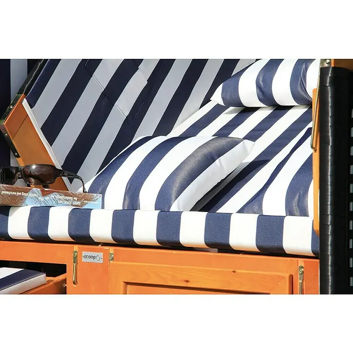 Acamp Strandkorb Sylt - L x B x H: 110 x 81 x 160 cm, Holz, Polyrattan, Blau/Weiß/Grau - Strandkorb mit blau-weiß gestreiften Kissen und einer Sonnenbrille auf einem Buch. Perfekt für entspannte Stunden am Meer.