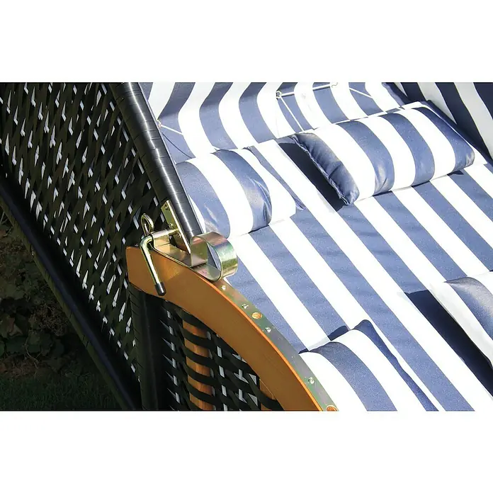 Acamp Strandkorb Sylt - L x B x H: 110 x 81 x 160 cm, Holz, Polyrattan, Blau/Weiß/Grau - Nahaufnahme einer Strandkorbliege mit blau-weiß gestreiften Kissen, die zum Entspannen im Garten einlädt.