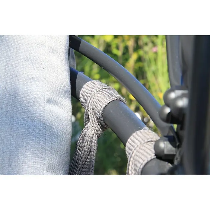 Acamp Hängesessel Moon - L x B x H: 124 x 100 x 185 cm, Stahl, Polyester, Grau - Detailaufnahme eines Outdoor-Stuhls mit grauem Kissen, verbunden durch ein geflochtenes Seil an einem schwarzen Rahmen.