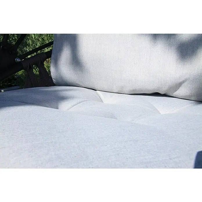 Acamp Hängesessel Moon - L x B x H: 124 x 100 x 185 cm, Stahl, Polyester, Grau - Nahaufnahme eines grauen Gartenstuhl-Kissens mit Knopfheftung und einem weichen Rückenkissen. Ideal für komfortables Entspannen im Freien.