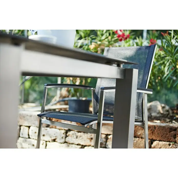 Acamp Gartenmöbel-Set Auris - 5 -tlg., Edelstahl, Polywood, Keramik, Stapelbar, Silber/Schwarz - Nahaufnahme eines modernen Gartenstuhls mit Tisch, der die eleganten Linien und die robuste Bauweise des Möbelstücks hervorhebt.