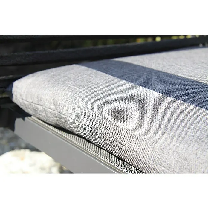 Acamp Gartenmöbel-Set New Jersey/HPL - 5 -tlg., Aluminium, HPL, Acatex, Schwarz, Stapelbar - Nahaufnahme eines grauen Outdoor-Sitzkissens auf einem Möbelstück mit Metallrahmen. Das Kissen hat eine bequeme Form und ist aus strapazierfähigem Material.