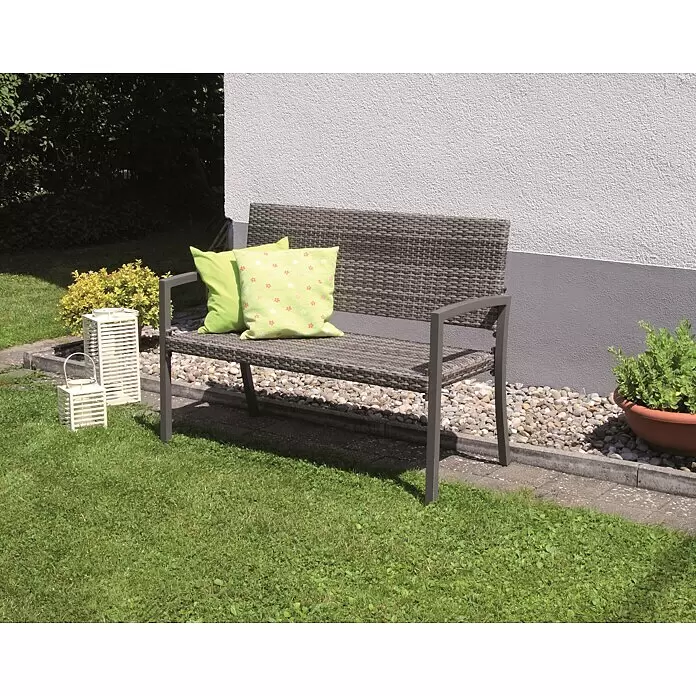 Acamp Gartenbank Dijon - B x T x H: 116 x 60 x 87 cm, Aluminium, Polyrattan, Grau - Dunkelgraue Gartenbank im Rattan-Stil mit zwei hellgrünen Kissen, auf einer Terrasse neben einer weißen Wand und Rasen.