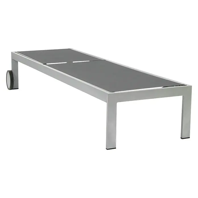 Acamp Gartenliege - Aluminium, Textil, Anthrazit - Eine graue Sonnenliege mit Rädern und einem silbernen Rahmen auf schwarzem Hintergrund. Das Produkt ist modern und minimalistisch.