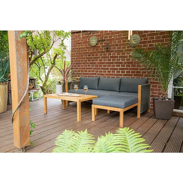 Acamp Loungemöbel-Set Malaga - 3 -tlg., Akazie, Polyester, Braun - Elegante graue Gartenmöbel mit Couch, Tisch und Ottomane auf einer Terrasse, perfekt für entspannte Stunden im Freien.