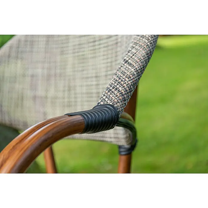 Acamp Balkonmöbel-Set Maui - 5 -tlg., Aluminium, Glas, Grau/Braun - Nahaufnahme eines Korbstuhls mit Armlehne, der die hochwertige Verarbeitung und das elegante Design des Gartenmöbels hervorhebt.