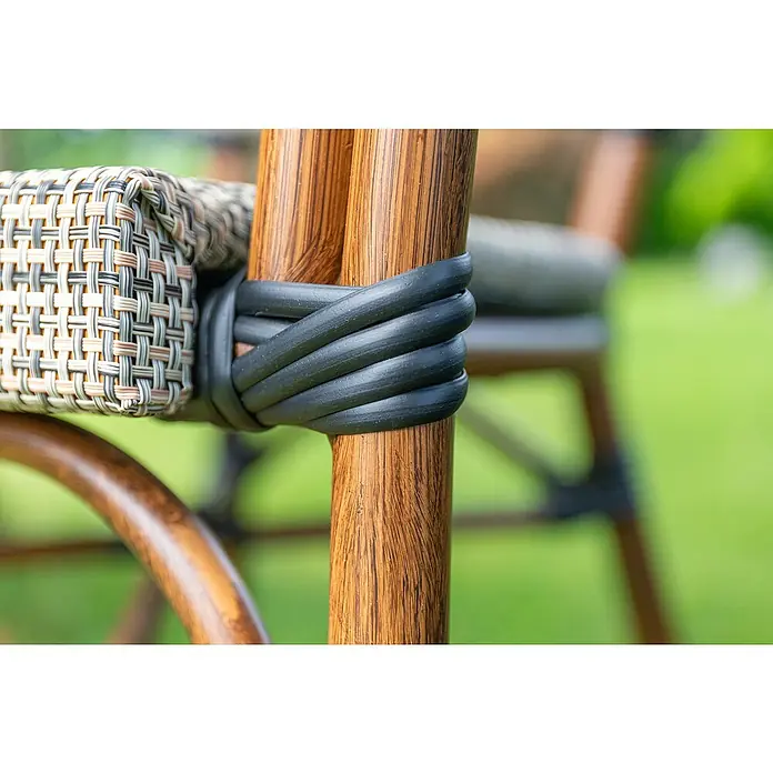 Acamp Balkonmöbel-Set Maui - 5 -tlg., Aluminium, Glas, Grau/Braun - Nahaufnahme eines stilvollen Rattan-Stuhls mit dekorativer schwarzer Umwicklung, perfekt für den Außenbereich und zur Aufwertung jeder Terrasse.