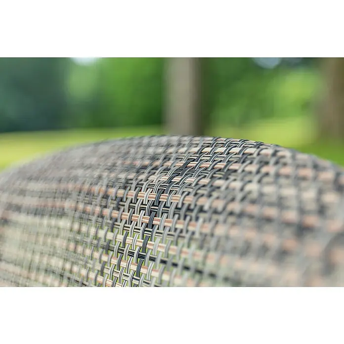 Acamp Balkonmöbel-Set Maui - 5 -tlg., Aluminium, Glas, Grau/Braun - Nahaufnahme eines Rattansessels mit einem komplexen Flechtmuster und einem verschwommenen grünen Hintergrund.