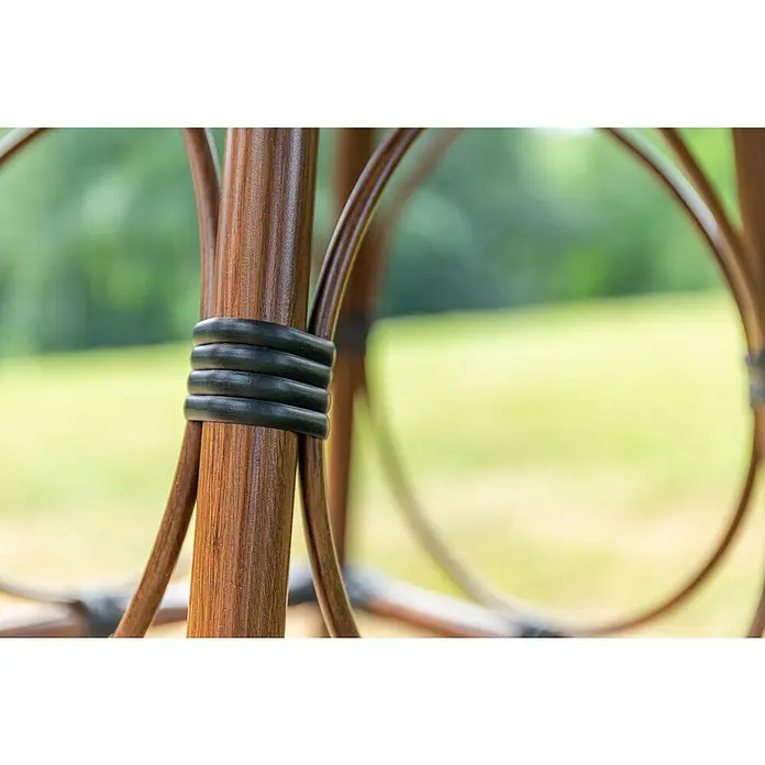 Acamp Balkonmöbel-Set Maui - 5 -tlg., Aluminium, Glas, Grau/Braun - Nahaufnahme eines geflochtenen Rattan-Stuhls, der die Detailgenauigkeit und Handwerkskunst des Möbelstücks hervorhebt.