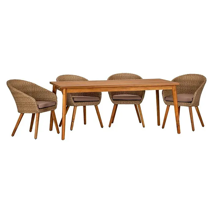Acamp Gartenmöbel-Set Atacama - 5 -tlg., Aluminium, Polyrattan, Polyester, Braun - Ein Esstisch-Set mit einem rechteckigen Holztisch und vier Rattanstühlen mit braunen Sitzkissen vor einem schwarzen Hintergrund.