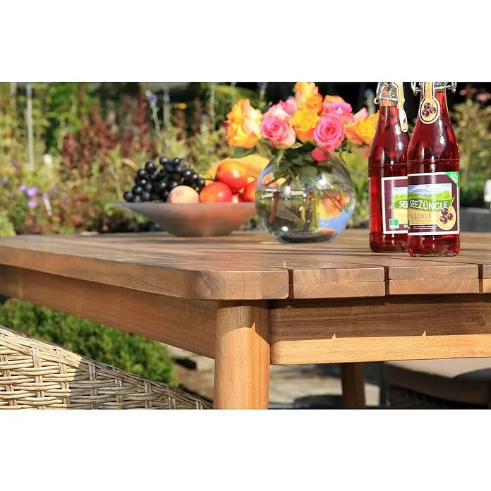 Acamp Gartenmöbel-Set Atacama - 5 -tlg., Aluminium, Polyrattan, Polyester, Braun - Nahaufnahme eines Tisches mit Getränken, Früchten und Blumen im Freien. Elegantes Design, das eine einladende Atmosphäre schafft.