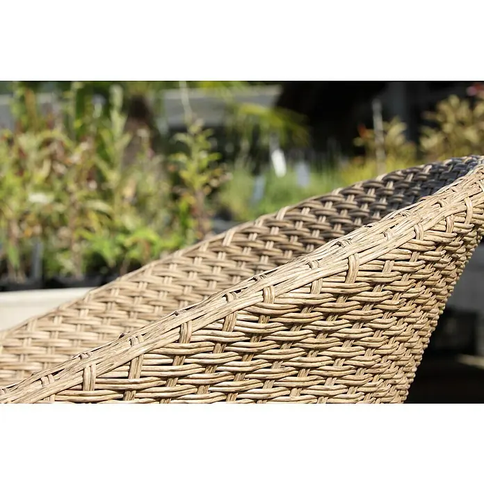 Acamp Gartenmöbel-Set Atacama - 5 -tlg., Aluminium, Polyrattan, Polyester, Braun - Nahaufnahme eines Outdoor-Sessels aus Rattan, der Stil und Komfort für jede Terrasse oder Garten bietet.