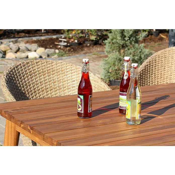 Acamp Gartenmöbel-Set Atacama - 5 -tlg., Aluminium, Polyrattan, Polyester, Braun - Drei Flaschen Seezungen-Getränke stehen auf einem Holztisch im Freien, umgeben von Korbstühlen.