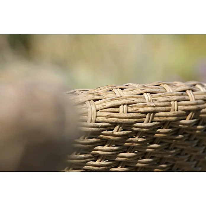Acamp Gartenmöbel-Set Atacama - 5 -tlg., Aluminium, Polyrattan, Polyester, Braun - Nahaufnahme eines Korbstuhls mit einem verschwommenen Hintergrund, der die Textur und das Muster des Möbelstücks hervorhebt.