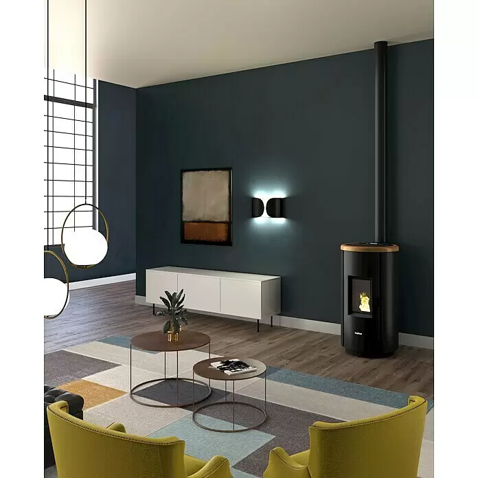 FreePoint Pelletofen Chrome 7 Airtight - 2,5 kW - 7,7 kW, Raumheizvermögen: 55 m³ - 168 m³, Schwarz, Farbe Verkleidung: Dark Gold - Schwarzer zylindrischer Pelletofen mit kupfernem Ring, in einem modernen Wohnzimmer brennend.