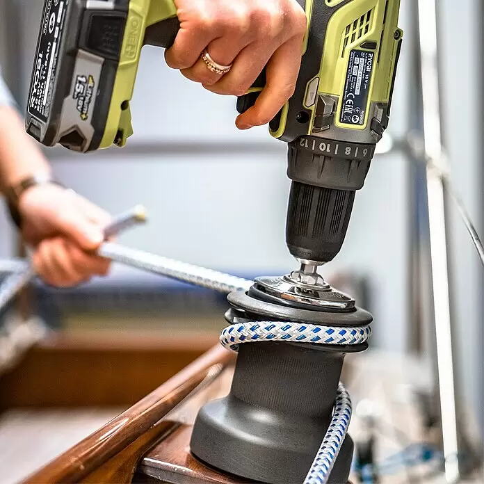 Sprenger Winch Bit - Edelstahl - Gelb-schwarzer Ryobi 18V Bohrschrauber treibt Bootswinde an, um weiß-blaues Seil zu spannen.