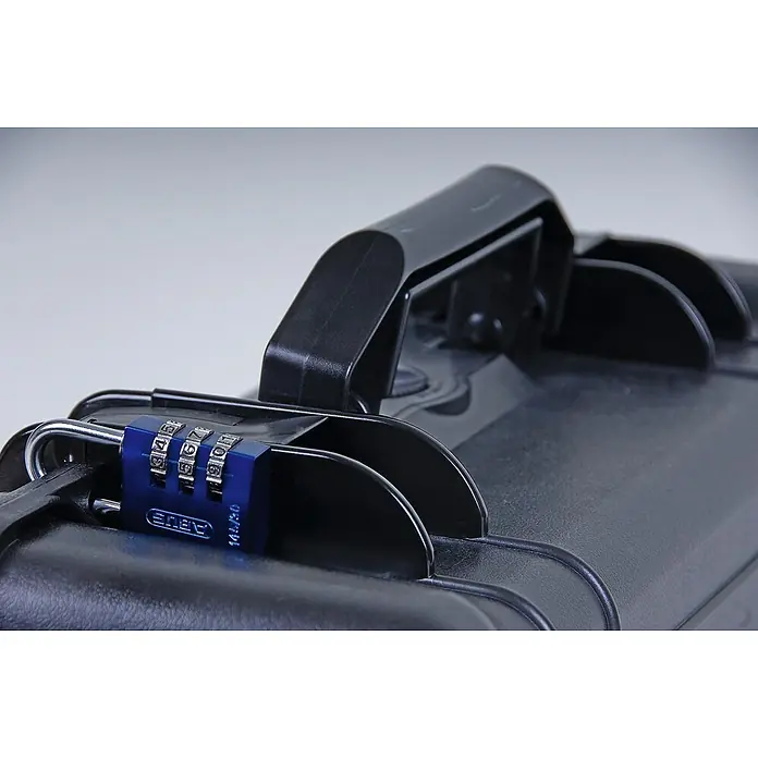 Abus Vorhängezahlenschloss Lock-Tag 145/40Bügelstärke: 6 mm, Sicherheitsstufe: 4, Blau, Anzahl Zahlenrollen: 4 Stk. - Nahaufnahme eines schwarzen Koffers mit einem blauen ABUS-Vorhängeschloss mit Zahlencode zur Sicherung des Inhalts.