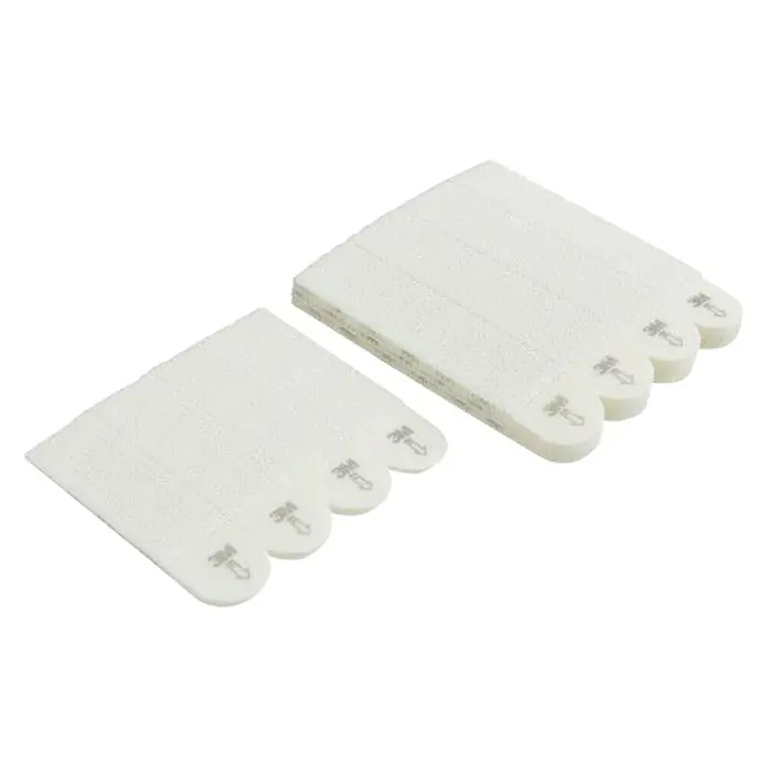 3M Command Cinta engomada Multi-Pack 17209 - Blanco - Primer plano de tiras adhesivas Command blancas para montaje en pared, perfectas para colgar sin dañar.