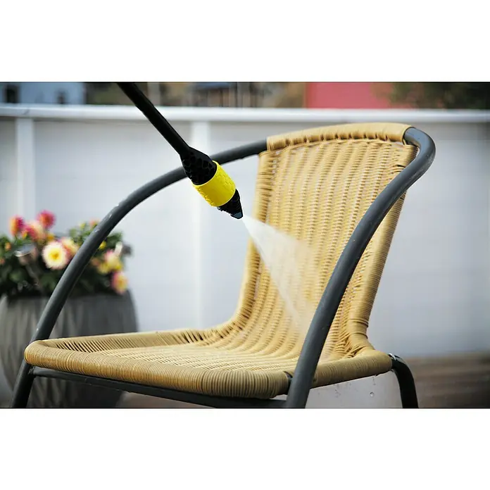 Ava Flachstrahldüse - Winkel: 60 °, Passend für: Ava Hochdruckreiniger P70-80 - Ein gelber Hochdruckreiniger sprüht Wasser auf einen Korbstuhl, um ihn zu reinigen. Ideal für Gartenmöbel und Terrassenreinigung.