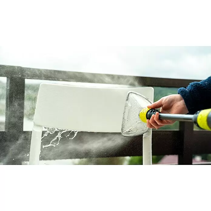 Ava Reinigungsbürste - Geeignet für: Gartenmöbel, Passend für: Ava Hochdruckreiniger - Eine Person reinigt einen weißen Stuhl im Freien mit einem Hochdruckreiniger-Aufsatz, wobei Wasser spritzt.