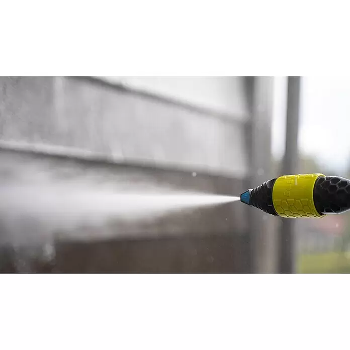 Ava Flachstrahldüse - Winkel: 60 °, Passend für: Ava Hochdruckreiniger P70-80 - Nahaufnahme einer gelb-schwarzen Hochdruckreinigerdüse mit blauer Spitze, die kräftig Wasser zum Reinigen einer Oberfläche sprüht.