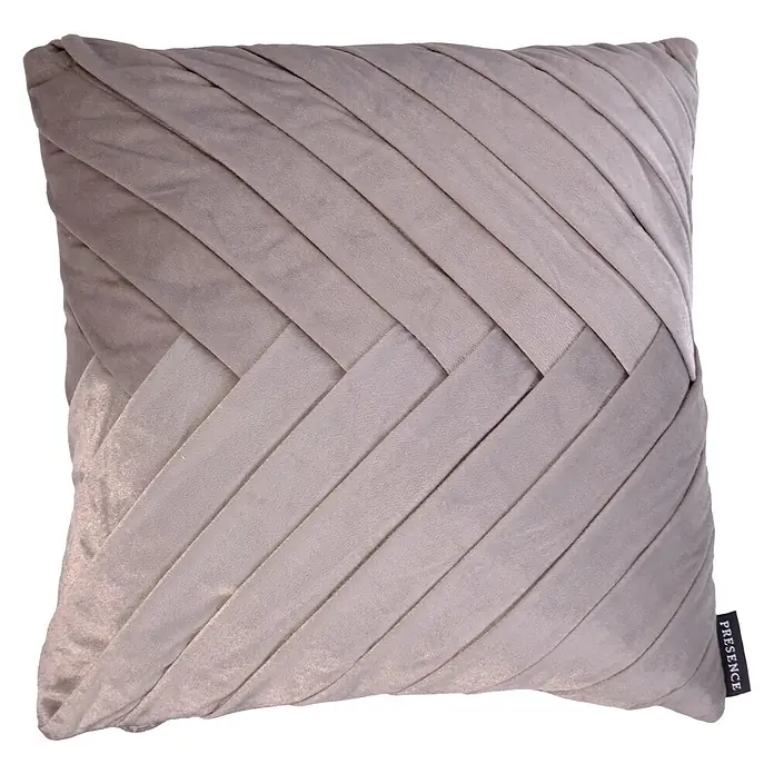 Kissen Folded - Grau, 45 x 45 cm, 100 % Baumwolle - Dekokissen in einem hellen Farbton mit geflochtenem Muster. Das Kissen sorgt für eine stilvolle Note und Gemütlichkeit in jedem Raum.