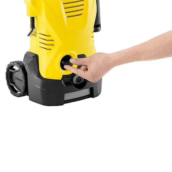 Kärcher Hidrolimpiadora de alta presión K 3 - 120 bar, 1.600 W, Capacidad de bombeo: 380 l/h - Primer plano de una hidrolimpiadora amarilla Kärcher mientras una mano sujeta una tapa negra a la máquina.