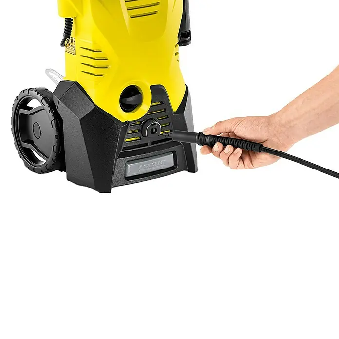 Kärcher Hidrolimpiadora de alta presión K 3 - 120 bar, 1.600 W, Capacidad de bombeo: 380 l/h - La hidrolimpiadora Kärcher conectada a la manguera para una limpieza exterior eficaz.