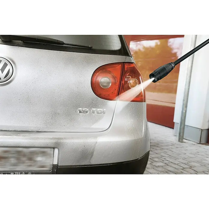 Kärcher Hidrolimpiadora de alta presión K 3 - 120 bar, 1.600 W, Capacidad de bombeo: 380 l/h - Un Volkswagen Golf plateado siendo limpiado con una hidrolavadora, mostrando la suciedad siendo removida. El logotipo 1.9 TDI es visible.