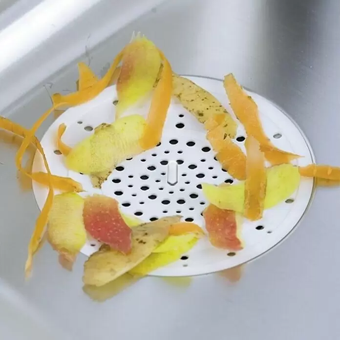 Wenko Haarfangsieb - Durchmesser: 12 cm, Silikon - Weißes Spülbeckensieb in einer Edelstahlspüle, sammelt bunte Obst- und Gemüseschalen. Aus weißem Kunststoff mit kleinen Löchern.